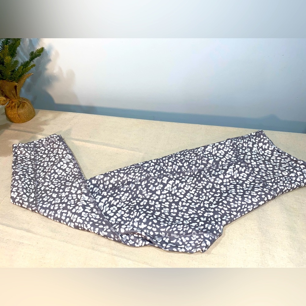 Balance Collection XL 3/4 length leggings with pockets.  Animal print.